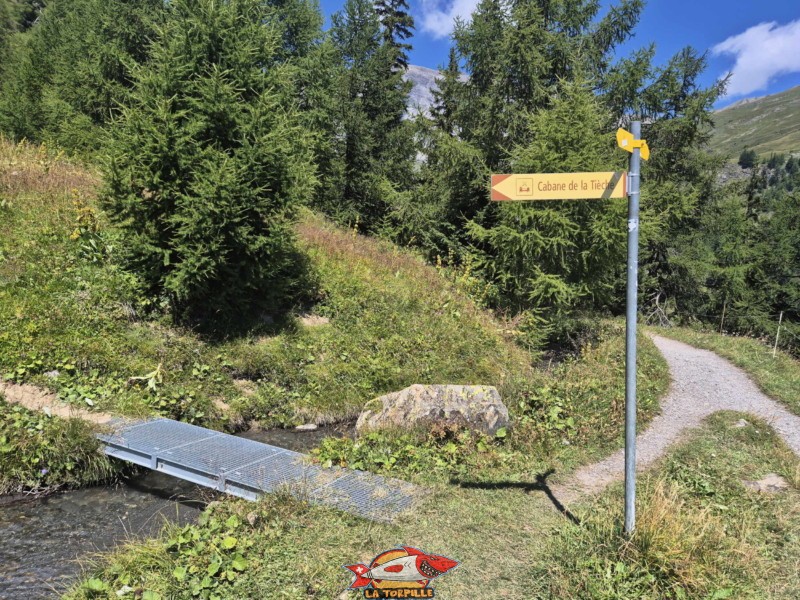 Vallon de la Tièche. Un panneau qui indique la présence de la cabane de la Tièche au-dessus du bisse. Randonnée au bisse du Tsittoret, Crans-Montana, Valais central.