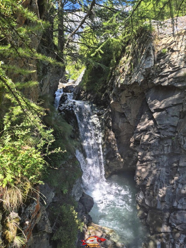 Gorges de la Tièche. Randonnée au bisse du Tsittoret, Crans-Montana, Valais central.