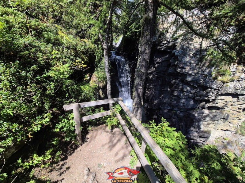 Un belvédère qui permet d'admirer les gorges de la Tièche. Randonnée au bisse du Tsittoret, Crans-Montana, Valais central.