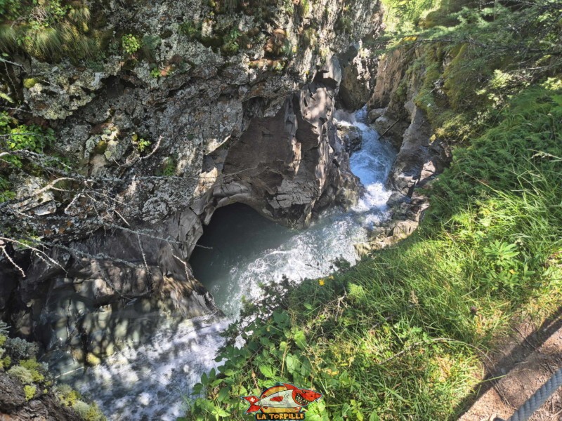 Gorges de la Tièche. Randonnée au bisse du Tsittoret, Crans-Montana, Valais central.