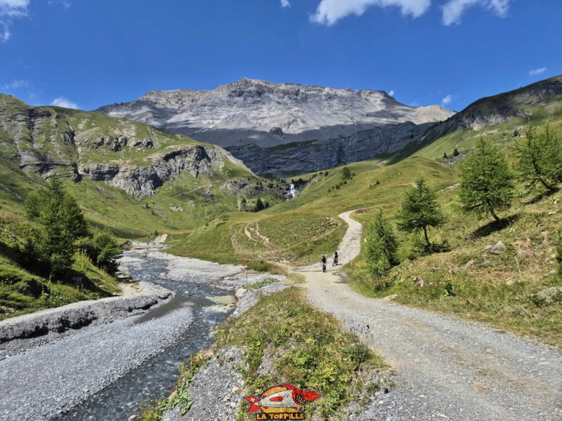 Depuis la prise d'eau du bisse sur la Tièche, on monte sur la droite dans les pâturages. Cascade de la Tièche, Crans-Montana.