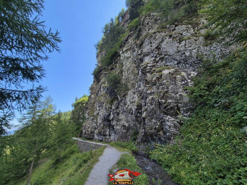 La première partie du chemin du retour relie la prise d'eau sur la Tièche au panorama. Randonnée au bisse du Tsittoret, Crans-Montana, Valais central.