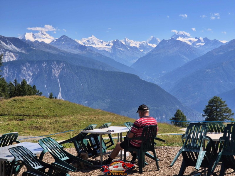 La magnifique vue sur les 4000 du val d'Anniviers. Le Cervin se trouve, lui, dans la vallée de Zermatt (Mattertal). Randonnée au bisse du Tsittoret, Crans-Montana, Valais central.