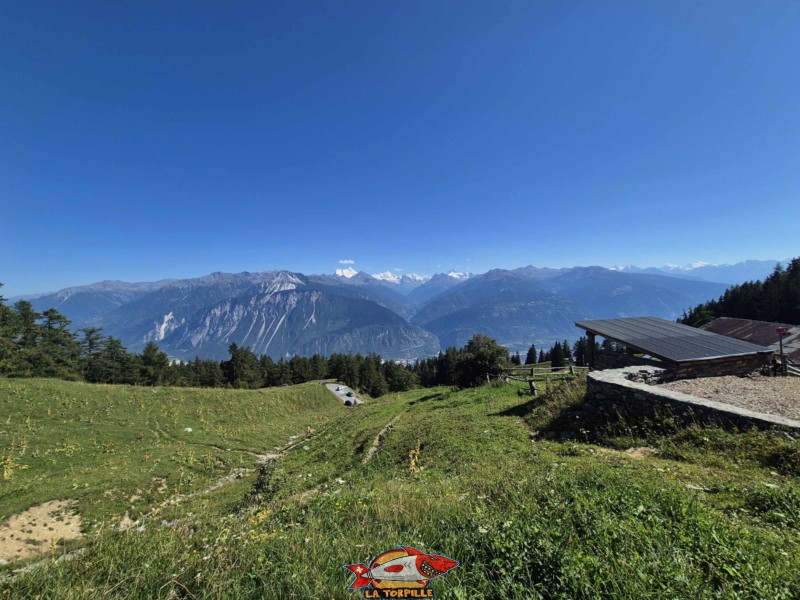 La vue d'ensemble sur le versant sud de la vallée du Rhône. Randonnée au bisse du Tsittoret, Crans-Montana, Valais central.