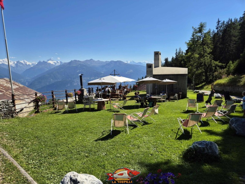 La terrasse du Relais de Colombire. Randonnée au bisse du Tsittoret, Crans-Montana, Valais central.