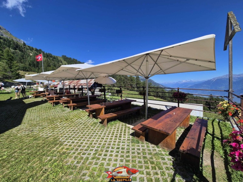 La terrasse du Relais de Colombire. Randonnée au bisse du Tsittoret, Crans-Montana, Valais central.