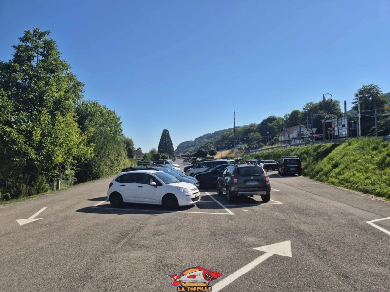 Un des parkings au-dessous de la ligne de chemin de fer. Plage de Cheyres, Canton de Fribourg, lac de Neuchâtel.
