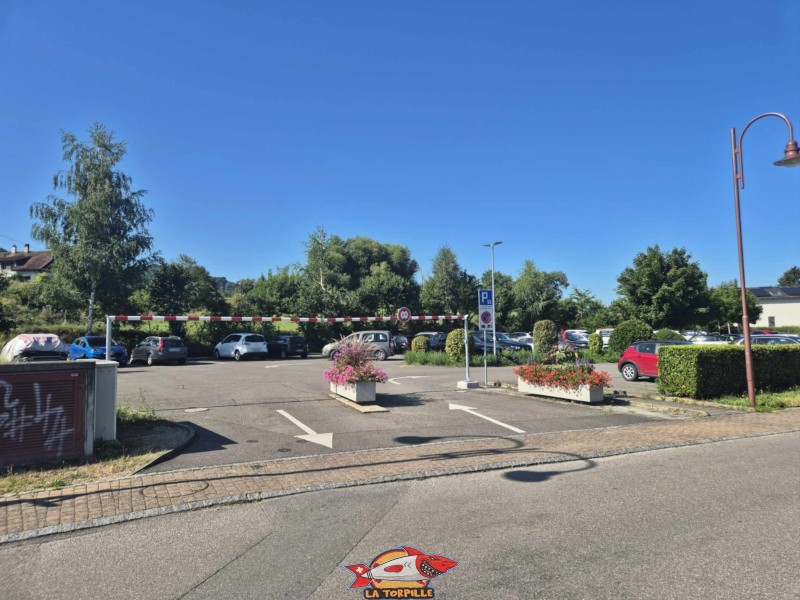 Un des parkings au-dessous de la ligne de chemin de fer. Plage de Cheyres, Canton de Fribourg, lac de Neuchâtel.