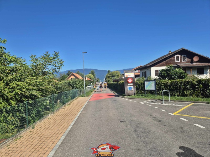 La route rectiligne interdite à la circulation qui mène à la plage. Plage de Cheyres, Canton de Fribourg, lac de Neuchâtel.