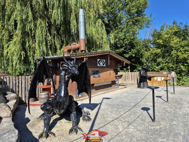 La buvette le "Snack au Dragon" le long de la route d'accès à la plage. Plage de Cheyres, Canton de Fribourg, lac de Neuchâtel.