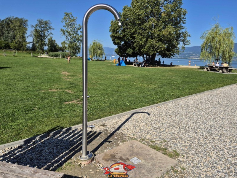 La douche au bord de la plage. Plage de Cheyres, Canton de Fribourg, lac de Neuchâtel.