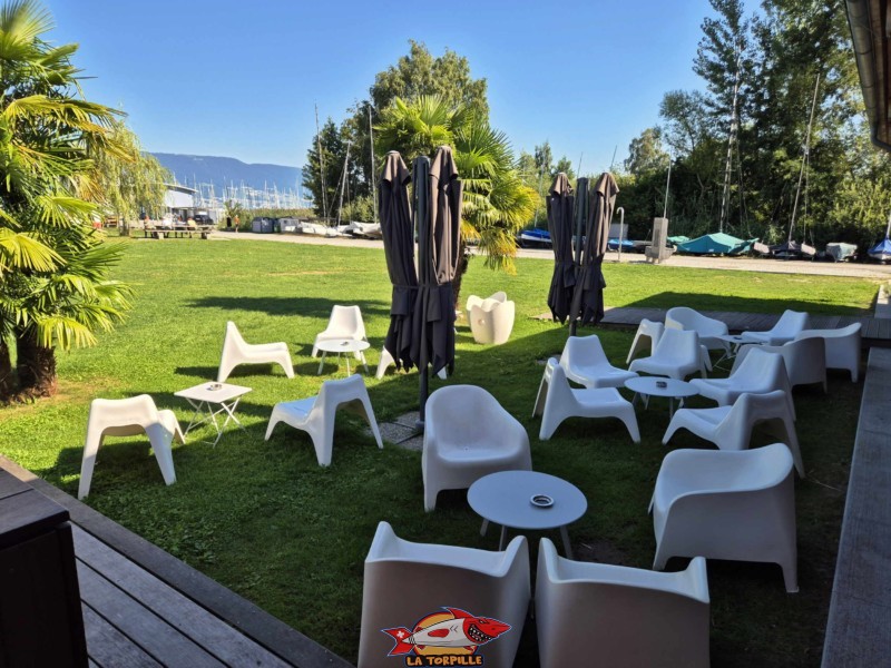 La terrasse du restaurant. Le restaurant "La Sarcelle". Plage de Cheyres, Canton de Fribourg, lac de Neuchâtel.
