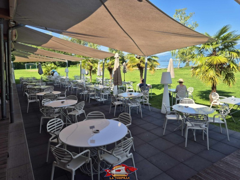 La terrasse du restaurant. Le restaurant "La Sarcelle". Plage de Cheyres, Canton de Fribourg, lac de Neuchâtel.