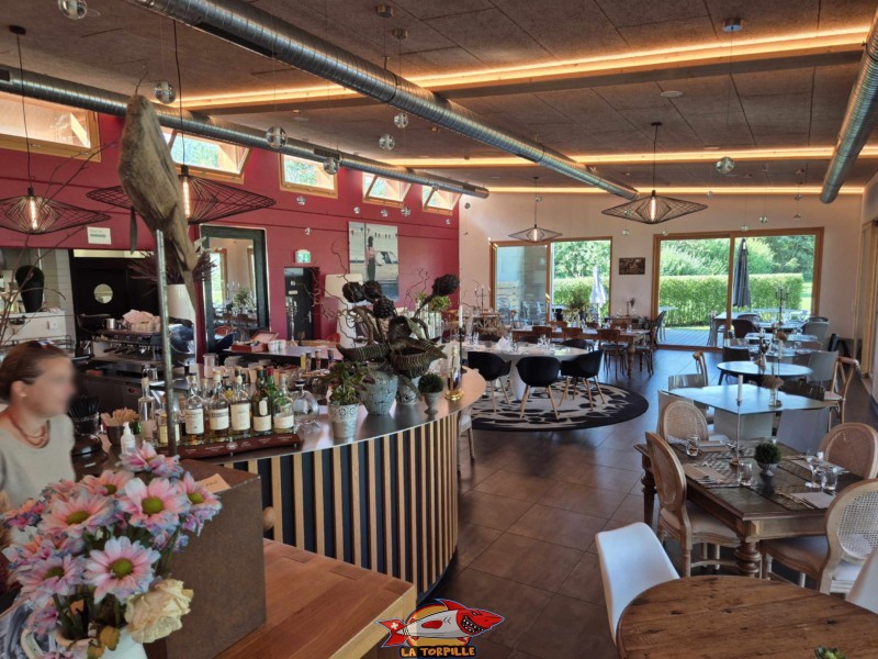 L'intérieur du restaurant. Plage de Cheyres, Canton de Fribourg, lac de Neuchâtel.