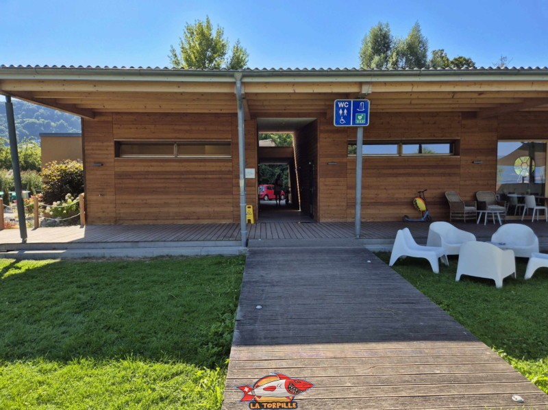  Les toilettes et les douches.Plage de Cheyres, Canton de Fribourg, lac de Neuchâtel.