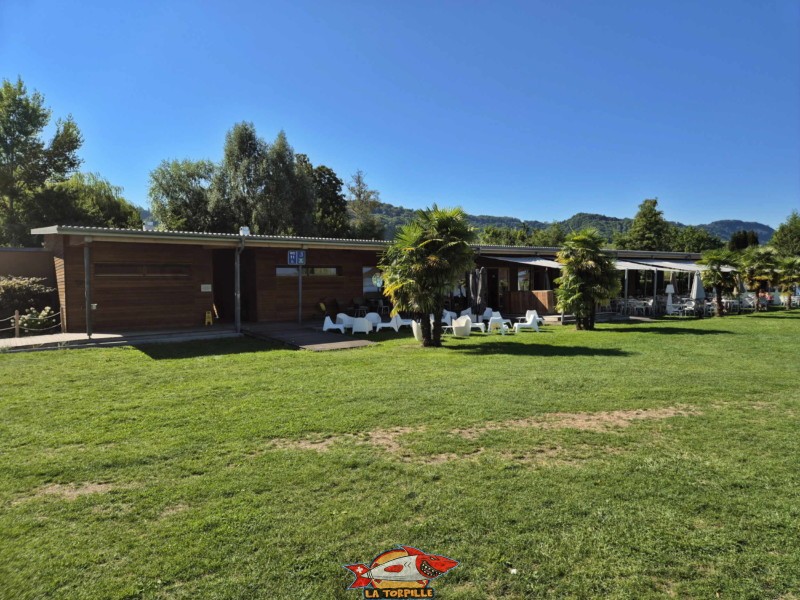 Le bâtiment des toilettes et du restaurant. Plage de Cheyres, Canton de Fribourg, lac de Neuchâtel.