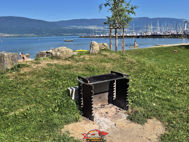 Un des grills de la plage. Plage de Cheyres, Canton de Fribourg, lac de Neuchâtel.