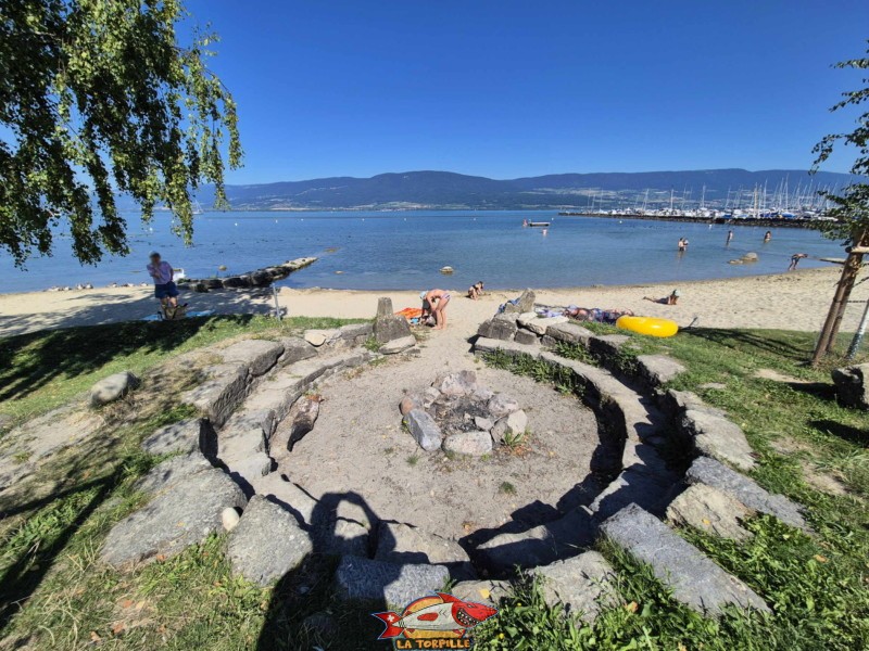 Le foyer pour faire des grillades. Plage de Cheyres, Canton de Fribourg, lac de Neuchâtel.