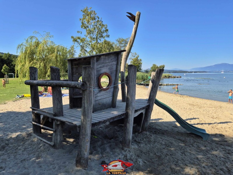 La structures de jeux pour les enfants. Plage de Cheyres, Canton de Fribourg, lac de Neuchâtel.