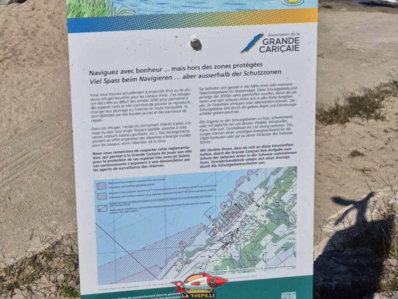 Un panneau qui rappelle les zones autorisées aux baigneurs et aux personnes utilisant des paddles. Plage de Cheyres, Canton de Fribourg, lac de Neuchâtel.