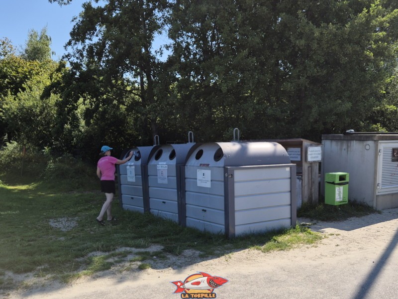 Les containers pour les déchets. Plage de Cheyres, Canton de Fribourg, lac de Neuchâtel.