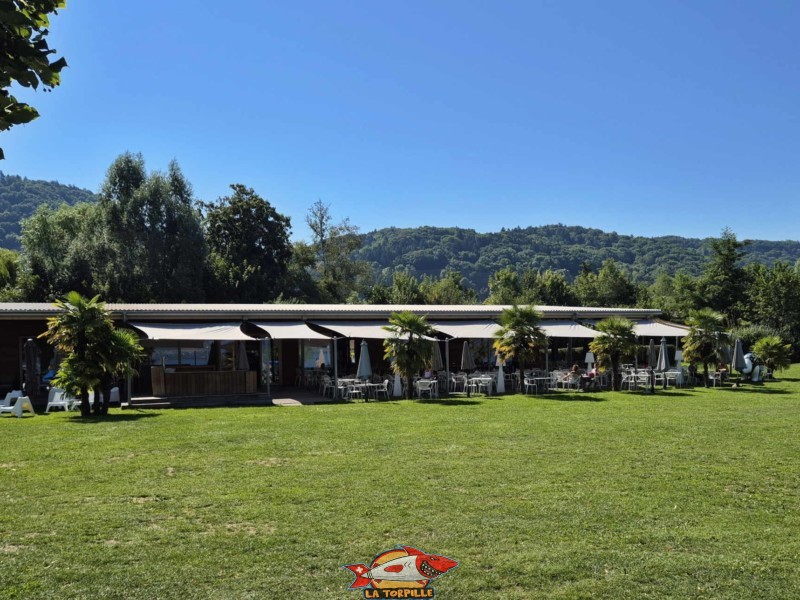 Le bâtiment du restaurant. Le restaurant "La Sarcelle". Plage de Cheyres, Canton de Fribourg, lac de Neuchâtel.