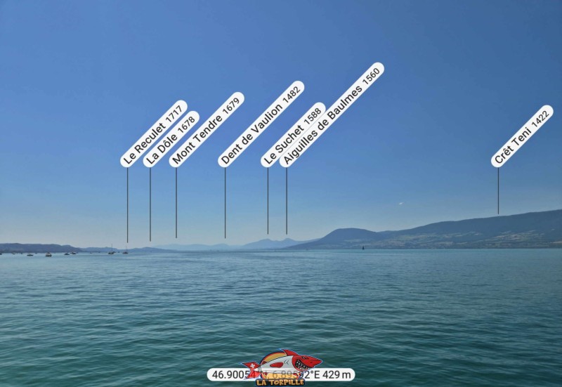 La vue direction sud-ouest depuis le débarcadère de Chevroux. La Dôle, Mont Tendre, la Dent de Vaulion.