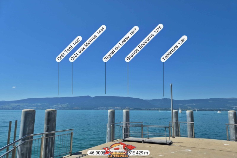 La vue direction nord-ouest-ouest depuis le débarcadère de Chevroux. Crêt Teni, Crêt aux Moines.