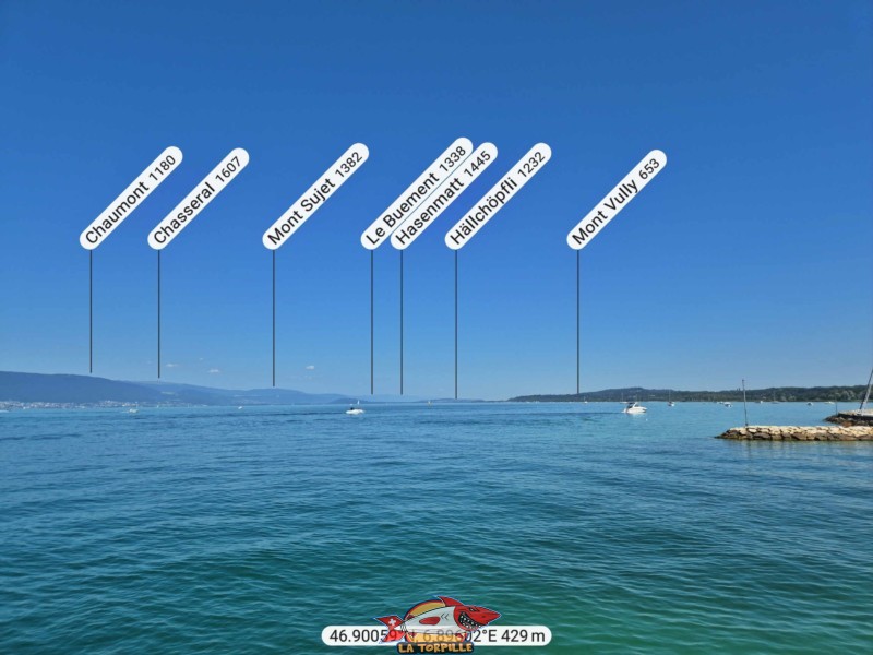 La vue direction nord-est depuis le débarcadère de Chevroux. Chaumont, Chasseral, Mont Sujet.