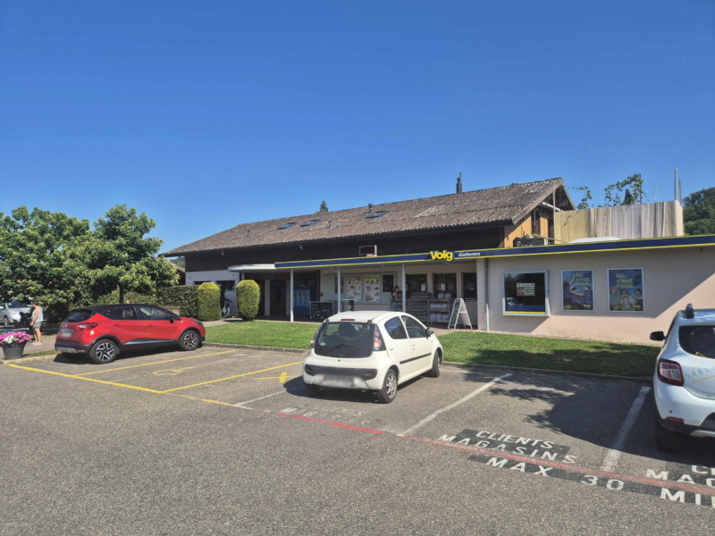 Le supermarché Volg. Plage de Gletterens, Broye fribourgeoise, lac de Neuchâtel.