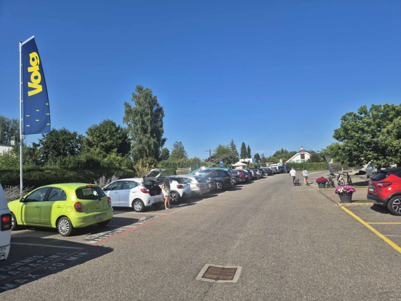 Les places de parking payantes tout près du village lacustre de Gletterens. Plage de Gletterens, Broye fribourgeoise, lac de Neuchâtel.