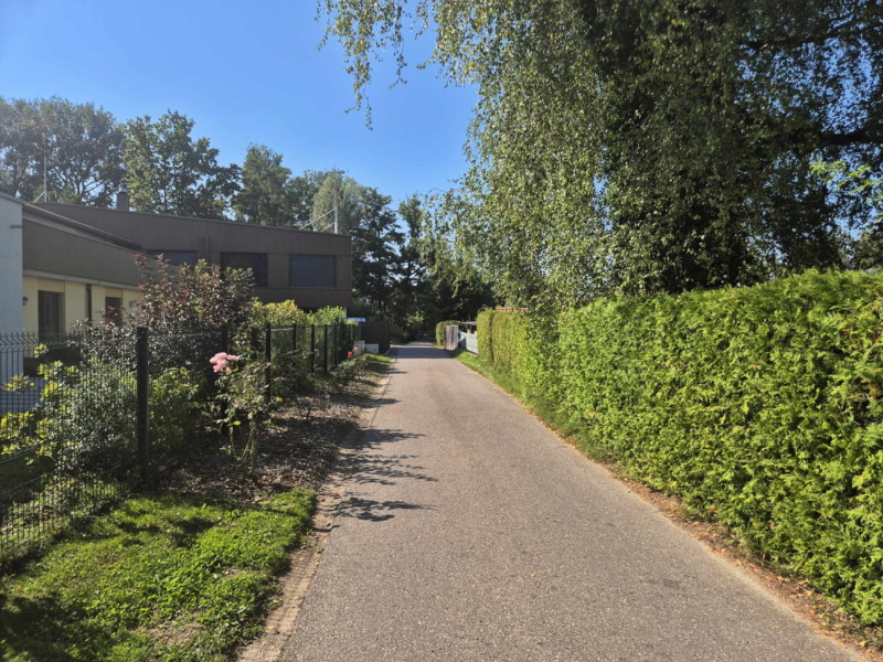 La route d'accès. Plage de Gletterens, Broye fribourgeoise, lac de Neuchâtel.