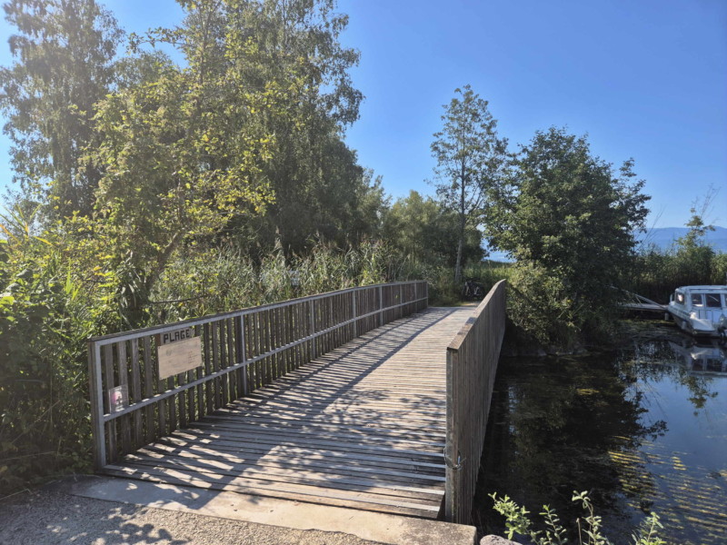 Le pont sur le canal. Plage de Gletterens, Broye fribourgeoise, lac de Neuchâtel.