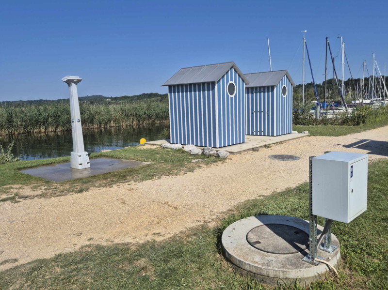 Toilettes/Change/Douche. Plage de Gletterens, Broye fribourgeoise, lac de Neuchâtel.