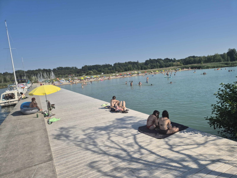 Deck. Plage de Gletterens, Broye fribourgeoise, lac de Neuchâtel.