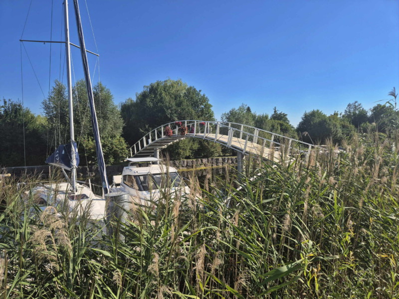 Le pont vouté sur le canal. Plage de Gletterens, Broye fribourgeoise, lac de Neuchâtel.