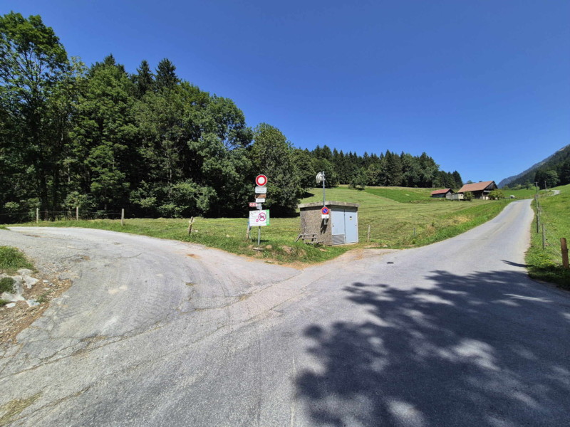 Chemin des Journelles. Balade par la Galerie Défago, Champéry, Val d'Illiez.