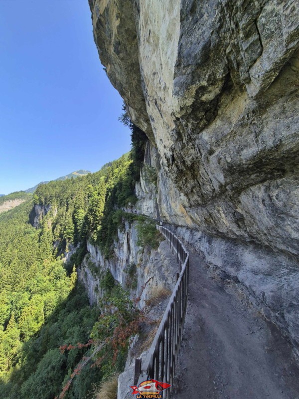 Niveau 2. Balade par la Galerie Défago, Champéry, Val d'Illiez.