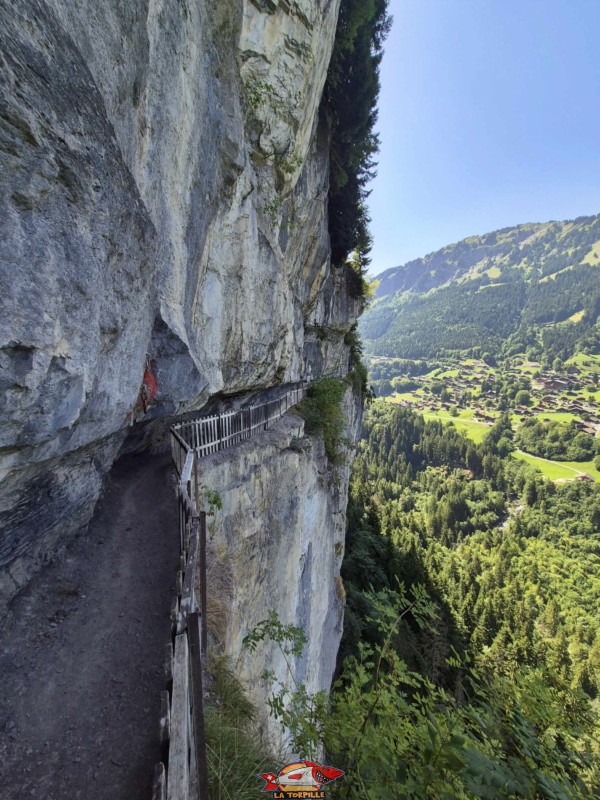 Niveau 2. Balade par la Galerie Défago, Champéry, Val d'Illiez.