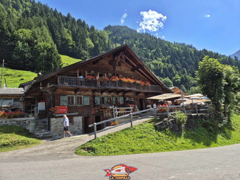 La Cantine des Rives. Balade par la Galerie Défago, Champéry, Val d'Illiez.