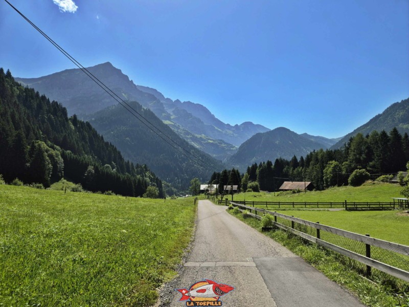 Route des Rives. Balade par la Galerie Défago, Champéry, Val d'Illiez.