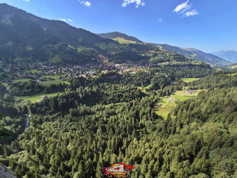 Le panorama étendu sur Champéry et le val d'Illiez. Balade par la Galerie Défago, Champéry, Val d'Illiez.