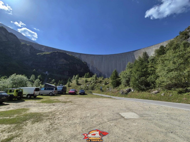 approche. Barrage de Moiry, Val d'Anniviers.