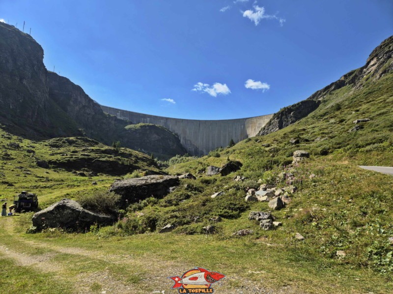 approche. Barrage de Moiry, Val d'Anniviers.