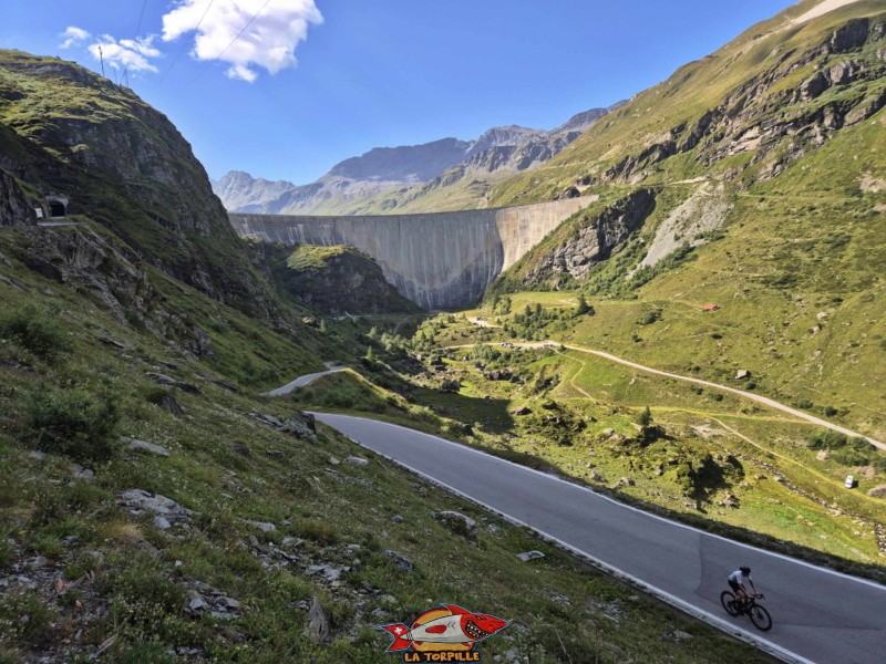 approche. Barrage de Moiry, Val d'Anniviers.