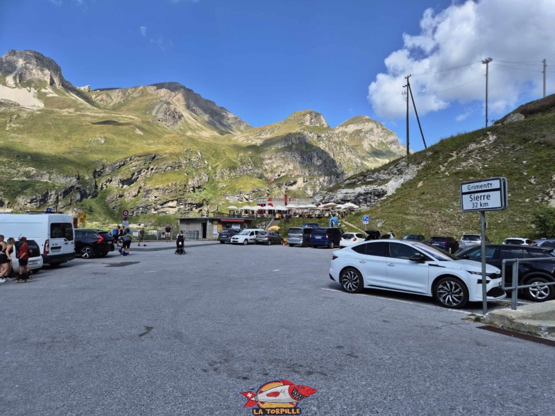 Parking. Barrage de Moiry, Val d'Anniviers.
