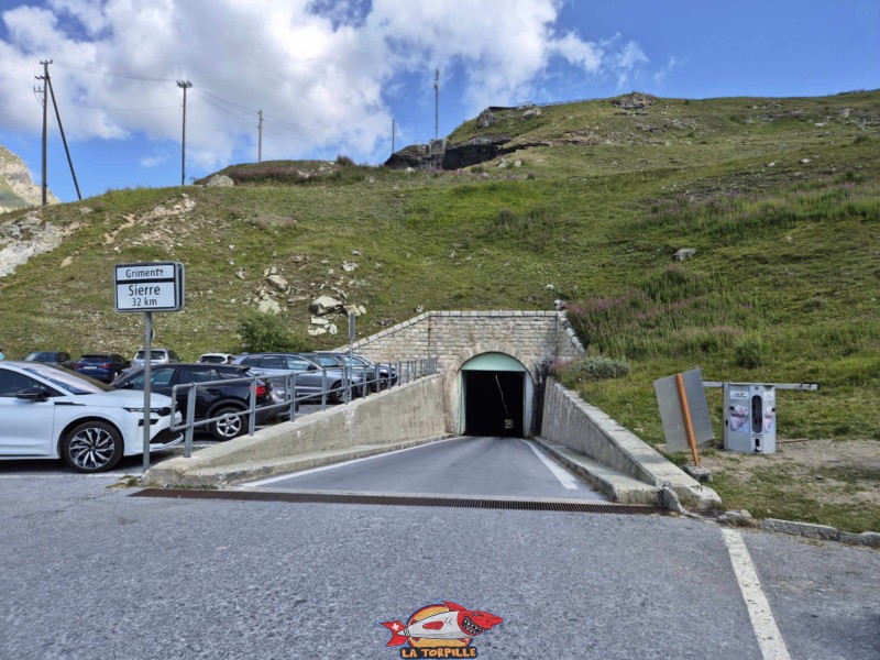 La sortie du tunnel à l'arrivée du parking. Barrage de Moiry, Val d'Anniviers.