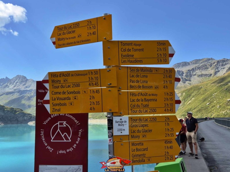 Un panneau indicateur au niveau du couronnement est du barrage de Moiry.  Barrage de Moiry, Val d'Anniviers. 