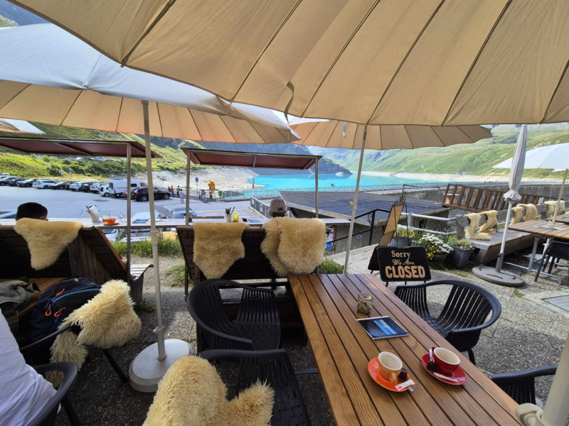 Le restaurant du barrage de Moiry. Barrage de Moiry, Val d'Anniviers. 