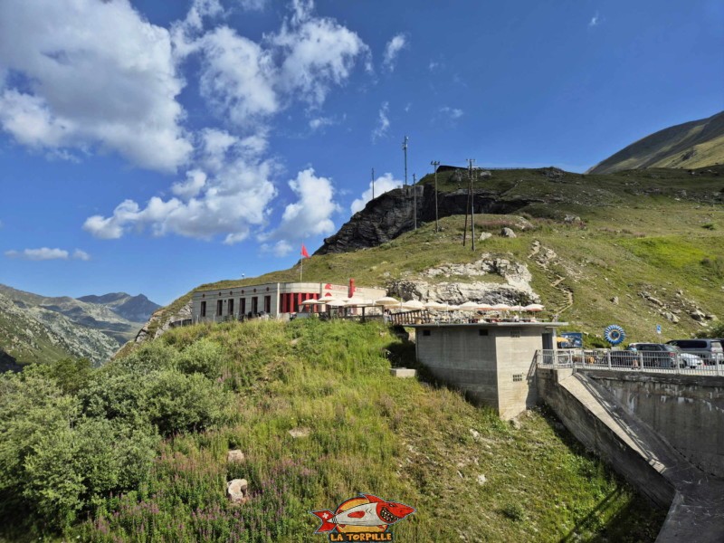 Le restaurant depuis le couronnement du barrage. Le restaurant du barrage de Moiry. Barrage de Moiry, Val d'Anniviers. 